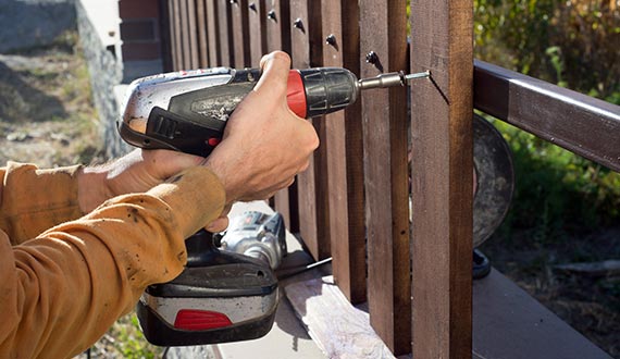 building a wooden fence with a drill and screw repair